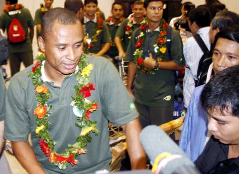 Đội cựu tuyển thủ Brazil đến TP HCM